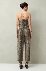 Top strapless con estampado animal print de serpiente en tonos beige y negro, calce al cuerpo, frente con botones metálicos y ruedo en punta.