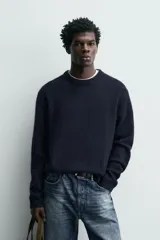 Jersey de punto con mezcla de lana y fibra de yak, de corte regular, con cuello redondo y manga larga. Presenta acabados en rib en puños, cuello y ruedo.