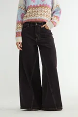 Jean de corte wide leg en color negro, con costuras decorativas frontales y diseño de tiro alto.