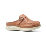 Zueco casual color cuero, con plantilla de cuero y base blanca.