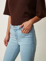 Pantalón de jean negro de corte flare, con tiro medio y bolsillos delanteros y traseros.