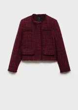 Chaqueta de corte recto y diseño corto confeccionada en tejido tweed jaspeado color bordó. Presenta cuello redondo, cierre frontal con botones, manga larga y dos bolsillos de ribete delanteros con terminaciones deshilachadas.