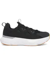 Championes Under Armour modelo Infinite MVMNT, color negro con entresuela blanca y suela de goma color caramelo. Presentan un diseño de materiales mixtos con malla transpirable, tecnología de amortiguación UA HOVR+ y lengüeta de Ariaprene.