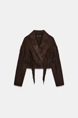 Chaqueta corta de Zara confeccionada en tejido efecto ante color marrón oscuro. Presenta cuello con solapas de muesca, manga larga y detalle de flecos en el mismo tejido a lo largo del pecho y la espalda. Cierre frontal cruzado con botones ocultos.