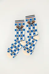 Medias de caña media con estampado geométrico de rombos en tonos azules y blancos, con motivo de palmeras y logo de la marca en la parte superior.