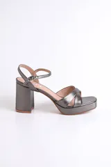 Sandalia de fiesta plateada con plataforma, taco cuadrado y pulsera con hebilla regulable al tobillo.