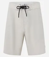 Bermuda de hombre estilo surf, color beige, con cintura fija, cordón contrastante y bolsillo trasero con tirador.