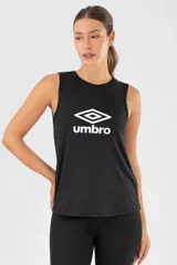 Musculosa deportiva de corte clásico, color negro, con logo de la marca estampado en blanco en el frente.
