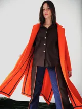 Tapado de paño color negro con cuello solapa, confeccionado en una mezcla de lana y fibras sintéticas. Presenta un diseño estructurado con detalles en cuero y forro parcial.