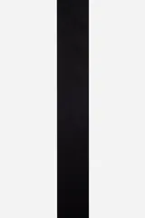 Cinto de cuero sintético color marrón con hebilla metálica de acabado envejecido y detalle de marca grabado en la presilla.