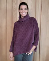 Polera de cuello alto con textura acanalada, de corte holgado y mangas largas con caída relajada.