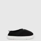 Pantuflas acolchadas tipo slip-on color negro, con diseño de costuras y suela de goma blanca de plataforma.