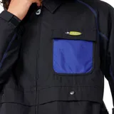 Campera negra con cierre frontal, cuello camisero, bolsillos laterales con solapa y bolsillo superior con parche azul. Detalles de costuras en azul eléctrico.