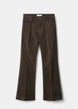 Pantalón de pana estilo flare con tiro medio, cierre de botón y cremallera, trabillas para cinturón y diseño de cinco bolsillos.