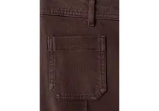 Pantalón de jean marrón de corte wide leg, tiro medio, con bolsillos delanteros aplicados y costuras frontales marcadas.