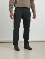 Pantalón cargo de algodón sarga con elastano, color verde militar. Presenta bolsillos laterales con fuelle, bolsillos traseros con tapa y botón, y costuras reforzadas en las rodillas.