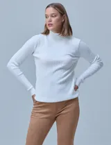 Buzo azul de tejido de punto con textura acanalada, cuello alto y mangas largas.