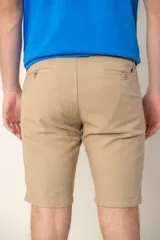 Bermuda color beige de algodón y tencel, de corte recto.