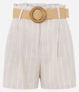 Short clochard de tiro alto, confeccionado en viscolino con estampado de rayas verticales. Incluye trabillas en la cintura y cinturón de paja con hebilla de madera.