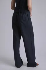 Pantalón de lino azul marino de corte palazzo con cintura alta y pinzas.