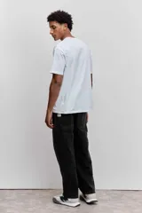 Remera de manga corta y cuello redondo, de corte clásico y color marrón.