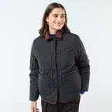 Chaqueta marrón con estampado animal print negro, cuello clásico y cierre con botones.