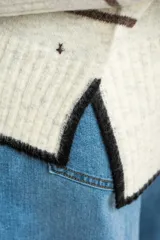 Sweater de punto con diseño de rayas horizontales en tonos neutros, cuello redondo y mangas largas con puños acanalados.