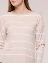 Buzo de punto fino beige con rayas horizontales blancas, escote bote y detalles de botones dorados en el hombro.
