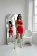 Vestido corto de un solo hombro con diseño cut-out en la cintura y falda ajustada.