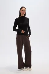 Remera de manga larga con cuello alto y estampado animal print en tonos marrones.