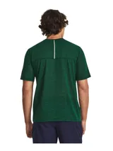 Remera deportiva Under Armour de manga corta, color verde melange con detalles reflectantes. Confeccionada en tejido ligero, transpirable y de secado rápido, cuenta con cuello redondo y el logo de la marca estampado en el pecho.
