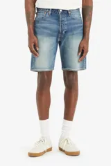 Short de denim Levi's 501 Original color azul con lavado claro, corte regular, tiro medio y bragueta con botones.