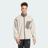 Chaqueta de felpa peluda Adidas Terrex Xploric High Pile de corte holgado, color beige claro con detalles en marrón oscuro en el cuello alto, los ribetes, el cierre frontal y el bolsillo del pecho. Cuenta con bolsillos laterales y un bolsillo con cierre en el pecho.