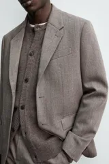 Blazer de corte regular fit confeccionado en tejido de lana de origen italiano. Presenta cuello con solapas de muesca, cierre frontal de un botón, bolsillos laterales con solapa y bolsillo de vivo en el pecho. Incluye abertura central en la espalda y forro interior con bolsillo.