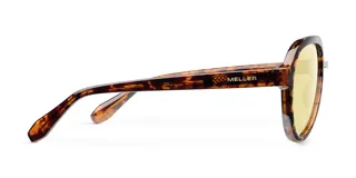 Lentes de sol unisex marca Kena, modelo Tigris, con montura aviador carey y lentes amarillas polarizadas. Fabricados con materiales bio-based y patillas de propionato de celulosa. Protección UV400.