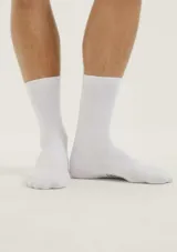Kit de dos pares de medias de caño medio en color blanco, con diseño básico y tejido suave.