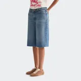 Bermuda de jean Wrangler de tiro bajo, calce holgado y largo por debajo de las rodillas. Cuenta con diseño de cinco bolsillos, cierre frontal con botón y cremallera, y dobladillo sin rematar con flecos sutiles.