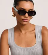 Blusa sin mangas de viscosa con efecto metalizado, color gris, bretel ancho y escote cuadrado.