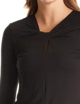 Remera de modal manga larga, color negro, con escote en V y detalle de nudo frontal con abertura tipo ojal.