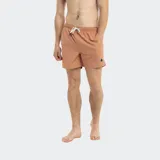 Short de baño liso color verde azulado, con cintura elastizada y cordón de ajuste blanco. Posee un pequeño parche con logo en la parte inferior delantera derecha.