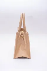 Cartera pequeña color beige, con diseño acolchado en forma de rombos. Tiene doble asa corta y correa larga desmontable y regulable.
