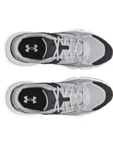 Championes Under Armour modelo Forge 96 Reissue, con diseño inspirado en los años 90. Presenta una parte superior combinada de malla y cuero nobuk en tonos grises y negros, con refuerzos de TPU. Cuenta con una entresuela blanca de amortiguación y suela exterior de goma color caramelo.