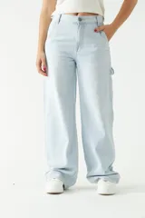 Pantalón jean de tiro medio color celeste claro, corte ancho y estilo carpenter.