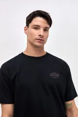 Remera de manga corta confeccionada en jersey de algodón pesado con textura suave. Presenta un calce relajado y cuenta con bordado de la marca en el pecho y en la espalda.