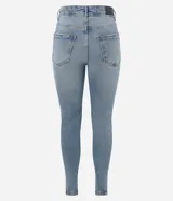 Pantalón de jean skinny liso, color celeste, con bolsillos delanteros y traseros.