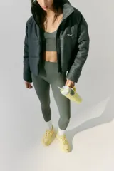 Top deportivo corto color verde militar, de morley sin costuras, con escote en V y mangas cortas.