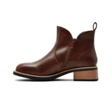 Bota corta de cuero color beige con cierre lateral y taco cuadrado de madera.