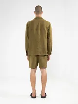 Short de hombre confeccionado en lino premium, con cintura elástica y cordón de ajuste. Presenta un diseño de corte relajado con bolsillos laterales y traseros.