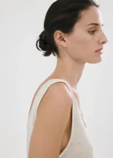 Musculosa de lino color beige, de corte recto, con cuello redondo y sin mangas.
