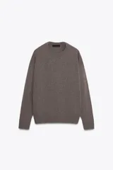Jersey básico de cuello redondo y manga larga, confeccionado en una mezcla de lana y cashmere con textura suave.